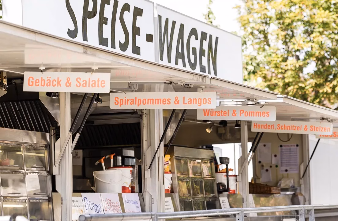 Speisewagen auf dem Großheurigen Pfaffstätten mit traditioneller Hausmannskost